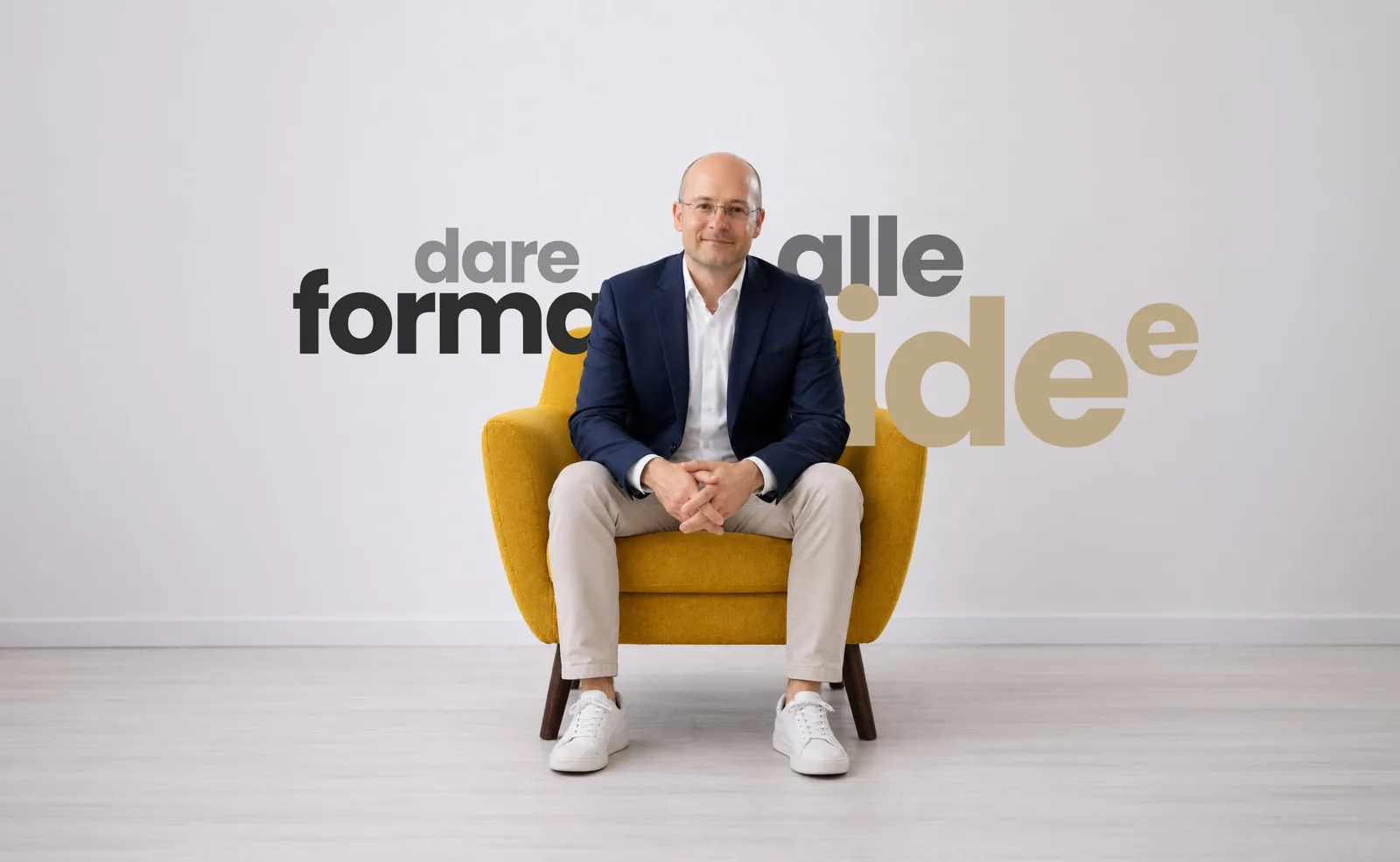 Marco Motta, consulente e formatore aziendale, seduto in uno studio creativo
