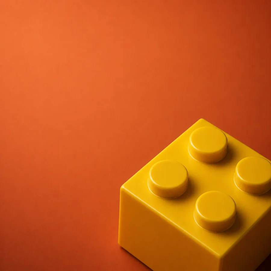Elemento modulare giallo che rappresenta la creazione di loghi e brand design